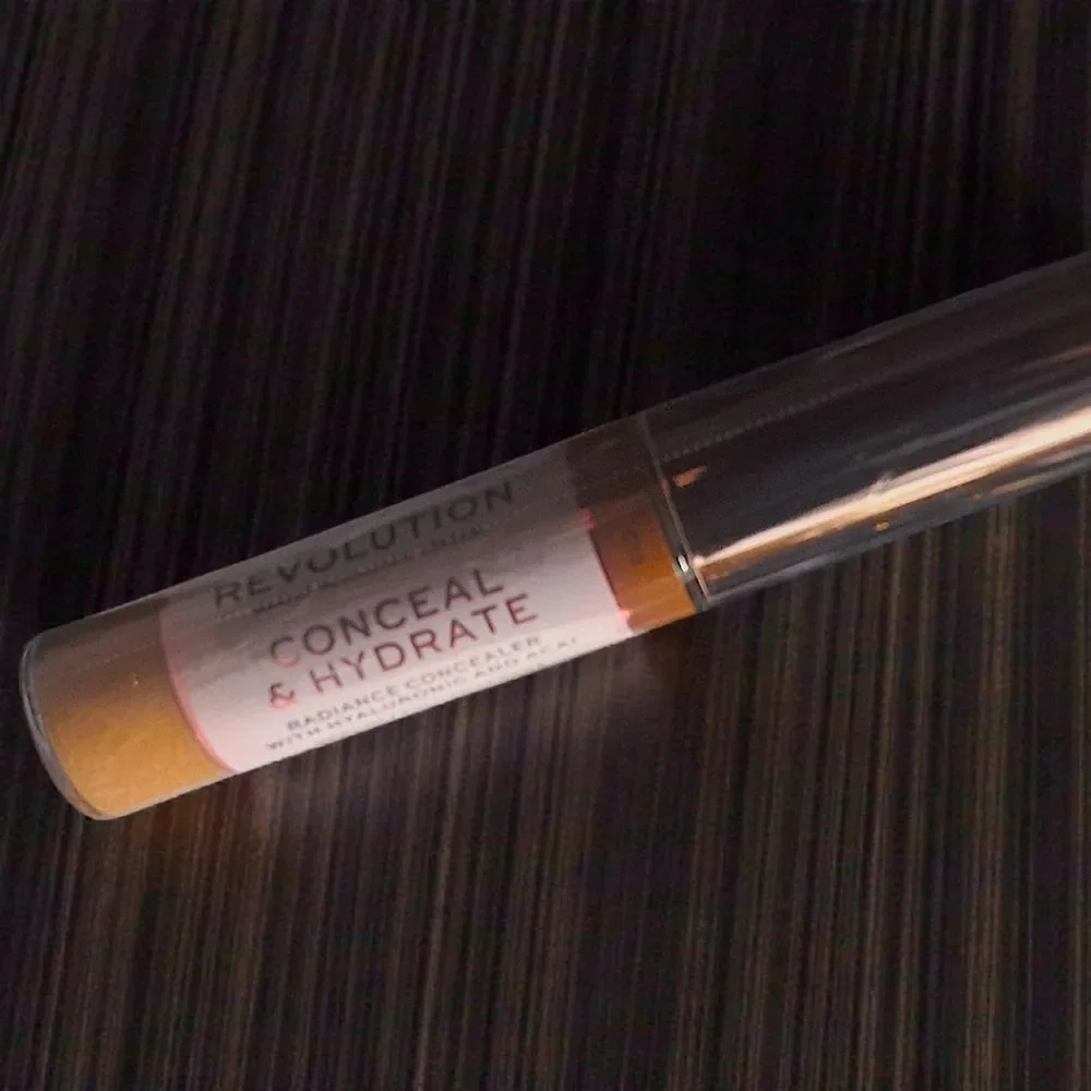 Makeup Revolution Concealer Duo– Fast Base + Conceal & Hydrate | Shade C13 | New